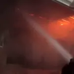 Пожежник гасить міжповерхове перекриття.