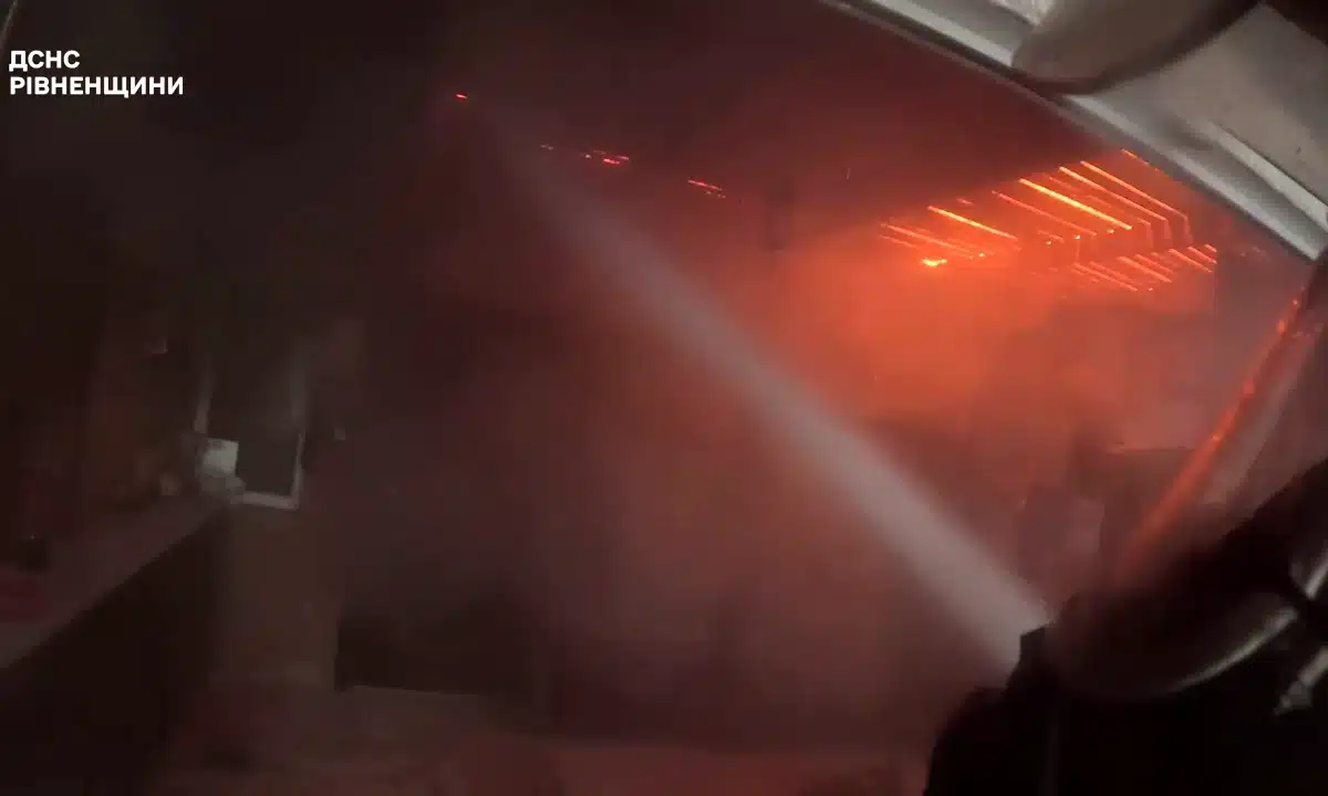 Пожежник гасить міжповерхове перекриття.