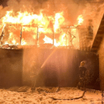 Горить господарська будівля