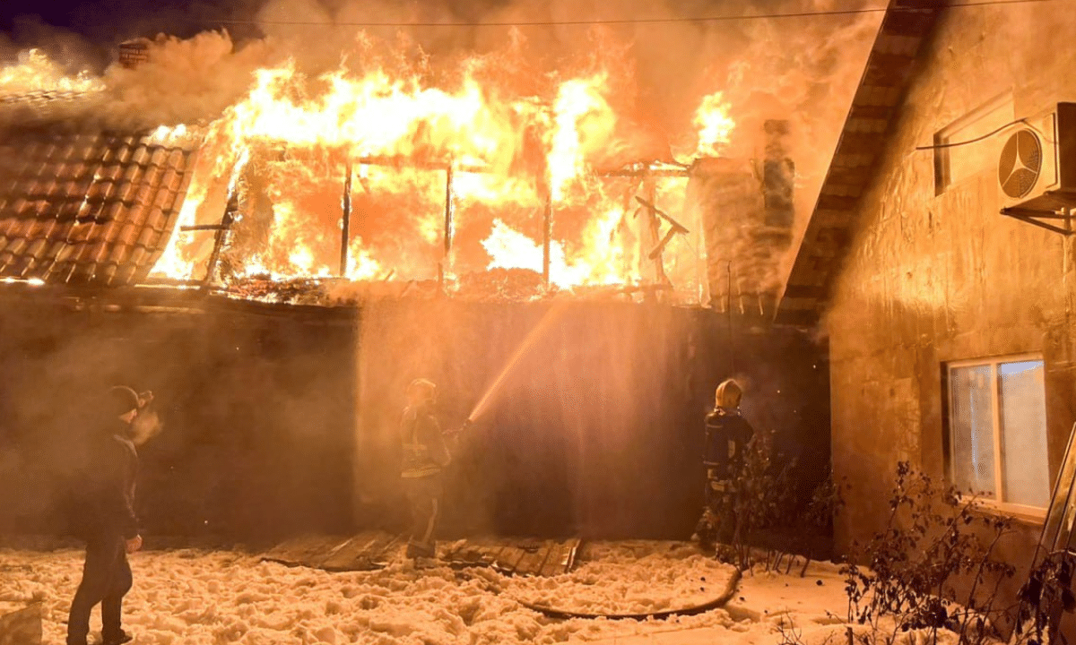 Близько 75 кв. м знищено вогнем під час пожежі у Сарнах Горить господарська будівля
