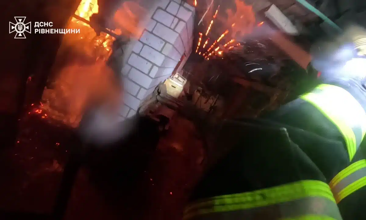 Пожежник гасить полум'я.