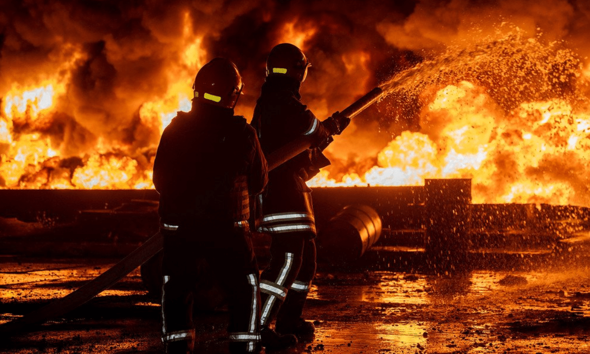 Рятувальники гасять пожежу