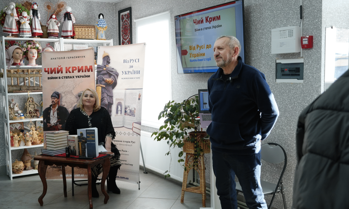 У Сарнах обговорили історію Криму та війн у степах України Презентація книги «Чий Крим? Війни в степах України» Анатолія Герасимчука.