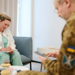 Психологиня проводить консультацію з військовослужбовцем у кабінеті психологічної допомоги