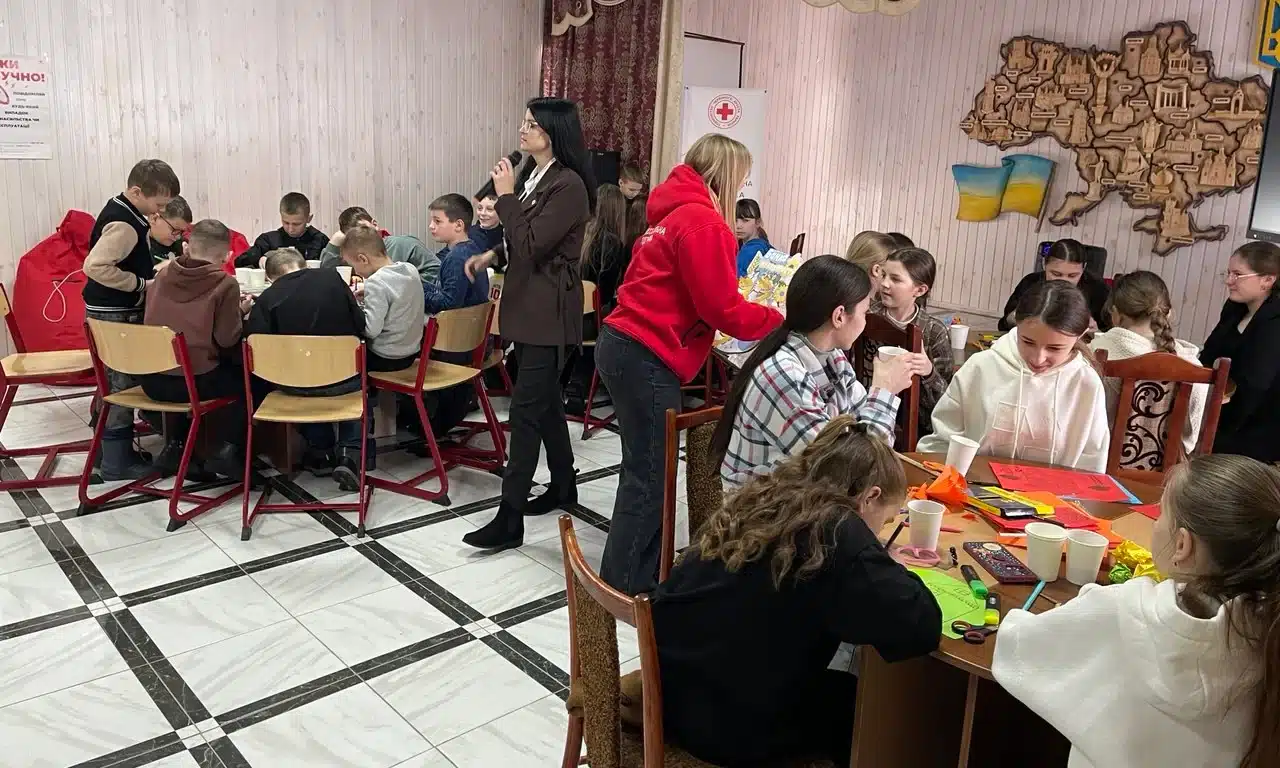 У ліцеї на Сарненщині з’явився простір, де допомагають впоратися зі стресом Діти займаються у локації з психосоціальної підтримки Масевицького ліцею.