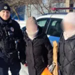 Патрульний, жінка, яка заблукала, та її донька.