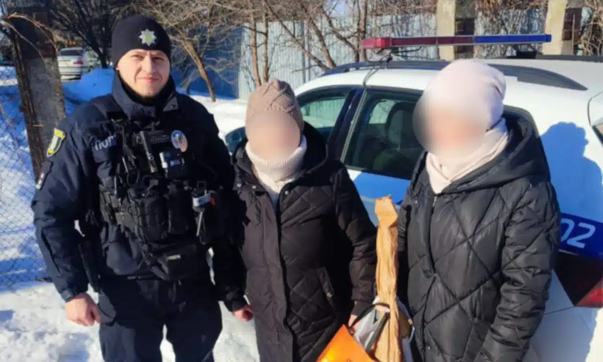 Патрульний, жінка, яка заблукала, та її донька.