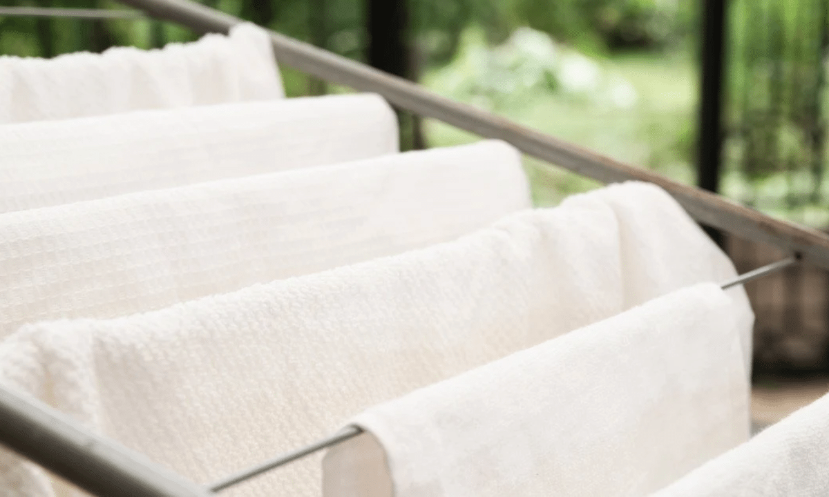 Як повернути білизну старим речам без агресивної хімії Біла постільна білизна після прання сушиться на сушарці на відкритому повітрі