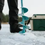 Зимова риболовля на Рівненщині під пильнішим контролем. Що найчастіше порушують Рибалка бурить дірку в льоду.