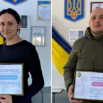 Батьки з сертифікатами з нагоди народження дитини.