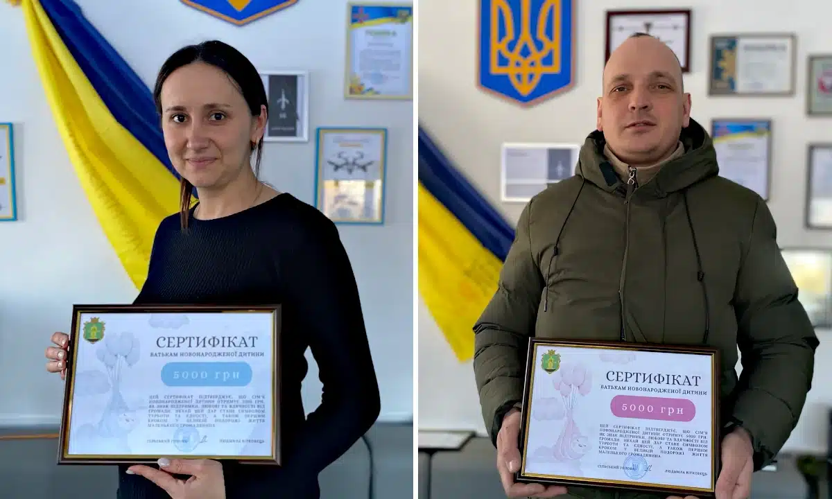 5 тисяч гривень за народження дитини: як Дядьковицька громада підтримує молоді родини Батьки з сертифікатами з нагоди народження дитини.