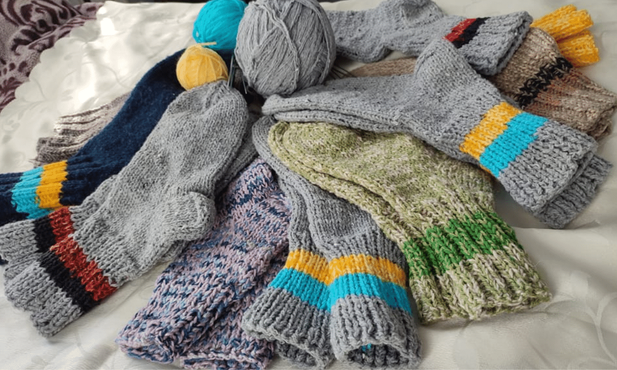 У Рівному збирають пряжу для теплих шкарпеток воїнам ЗСУ В'язані шкарпекти