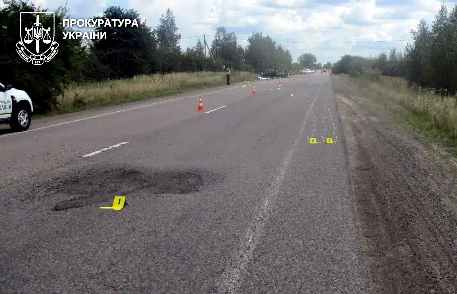 Вибоїна на дорозі, яка спричинила ДТП.