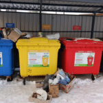 Сміття біля контейнерів у Квасилові та баки для роздільного збору