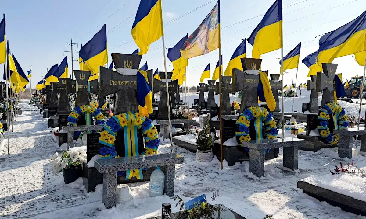 Алея Героїв у Рівному із заміненими прапорами й вінками.