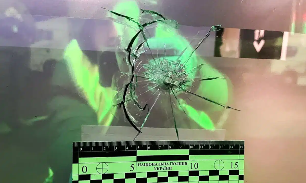 Пошкодження на склі АЗС від кулі.