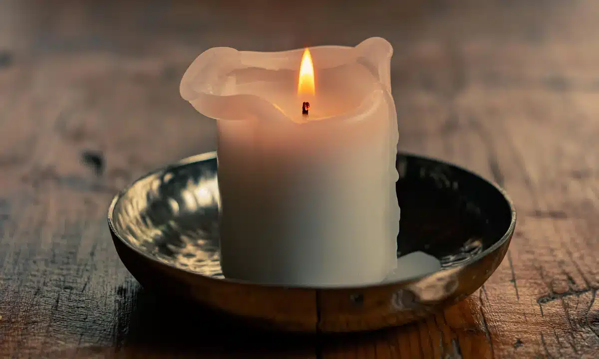 Графіки відключень електроенергії на Рівненщині у середу, 4 лютого На столі запалена свічка.