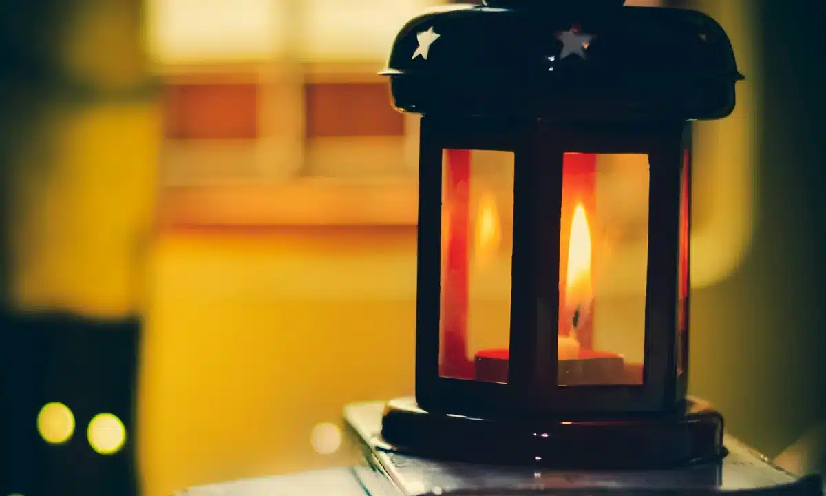 Свічка горить у свічнику.