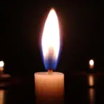 Три запалені свічки.