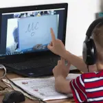 Учень навчається дистанційно за комп'ютером.