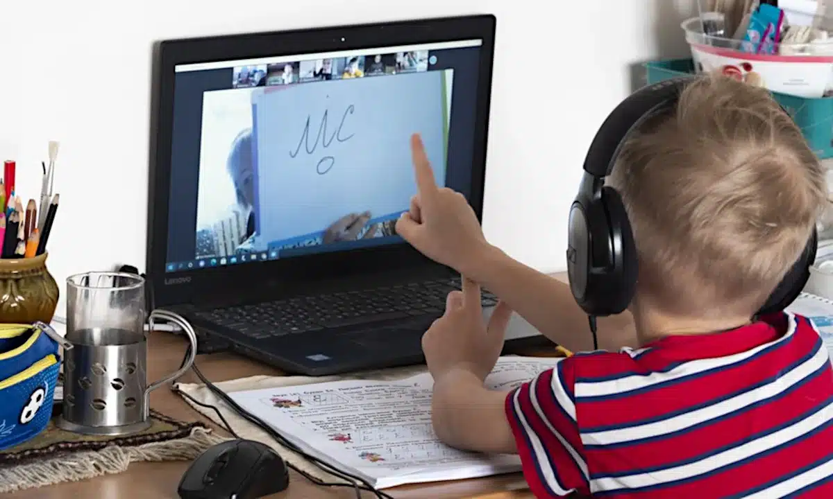 Учень навчається дистанційно за комп'ютером.