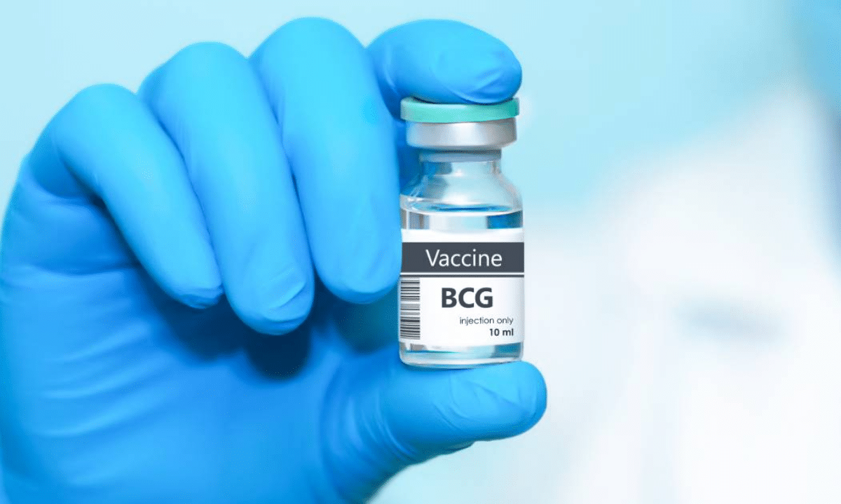 Вакцина БЦЖ для новонароджених незабаром буде в медзакладах Рівненщини Вакцина БЦЖ в руці лікаря.