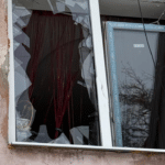 Замінюють вікна після ракетної атаки.