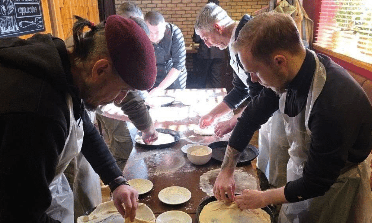 Війсбкові на реабілітації готують піцу.