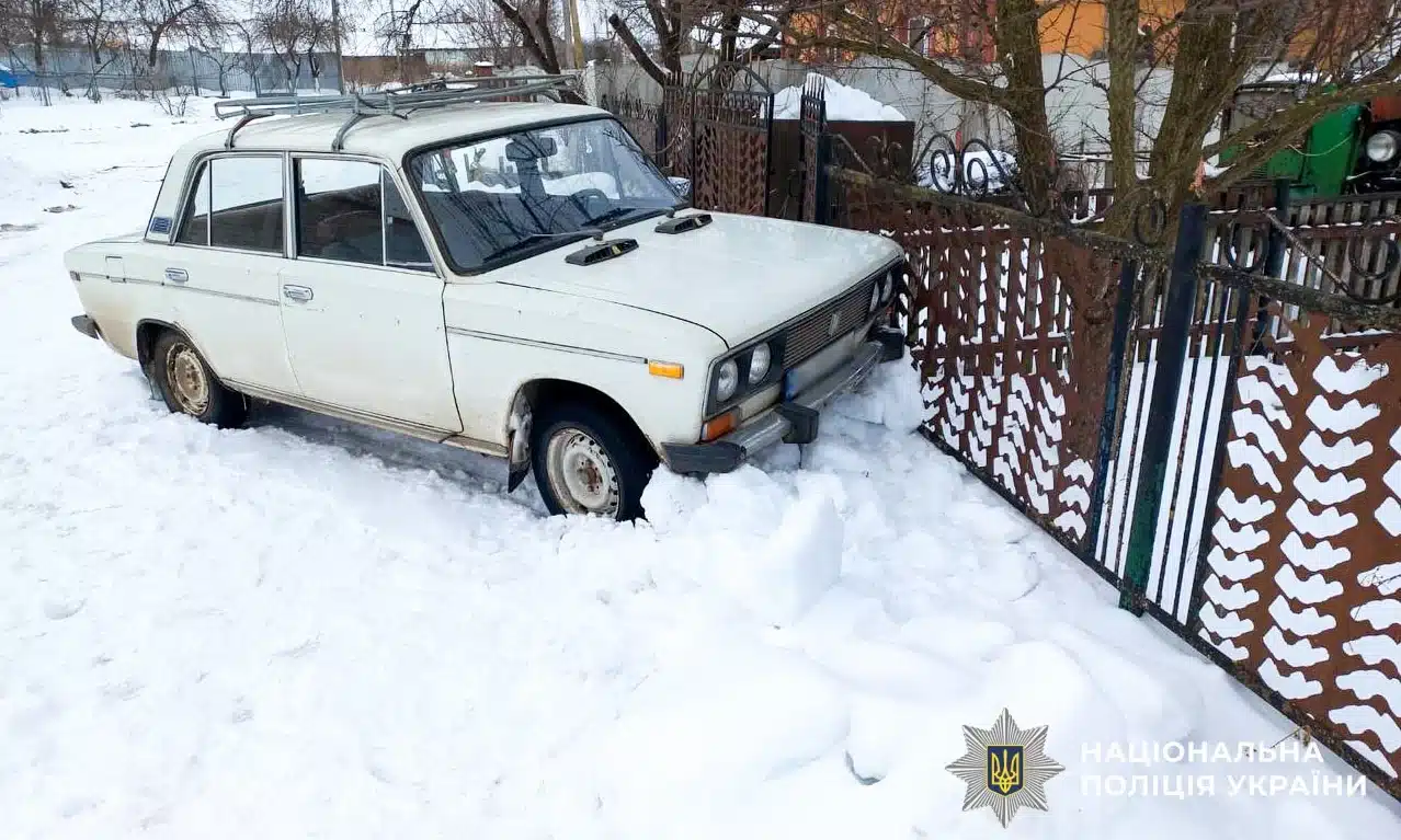 Викрадене авто в'їхало у паркан у Демидівці.