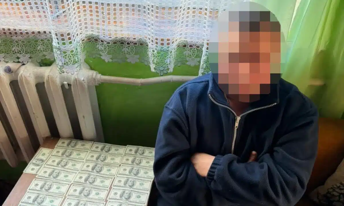 Чоловік, що пропонував вирішити земельне питання, і гроші, які він отримав.