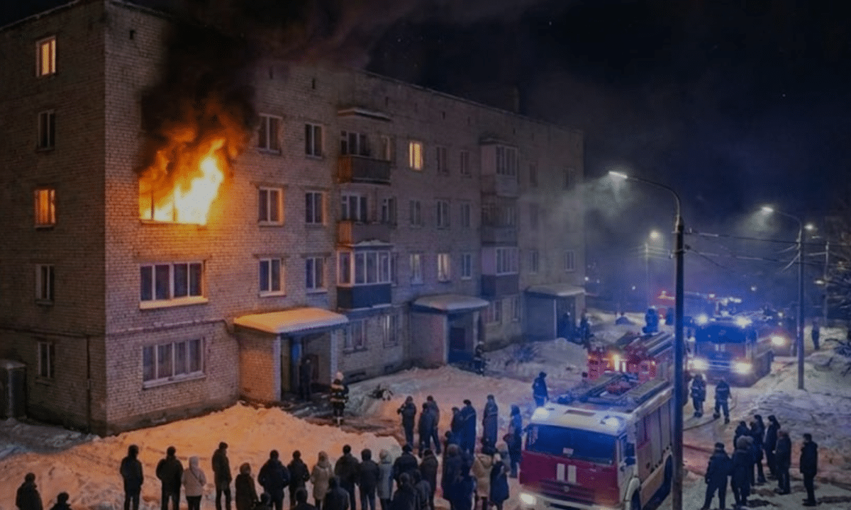 Нічний порятунок у Костополі: з димової пастки вивели родину з дитиною Пожежа у багатоповерхівці в Костополі та евакуація мешканців