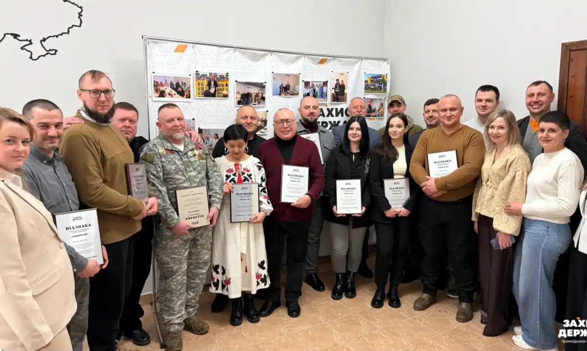 У Рівному відзначили «Людей Дії» – військових, ветеранів і волонтерів Рівненщини Присутні під час відзначення.