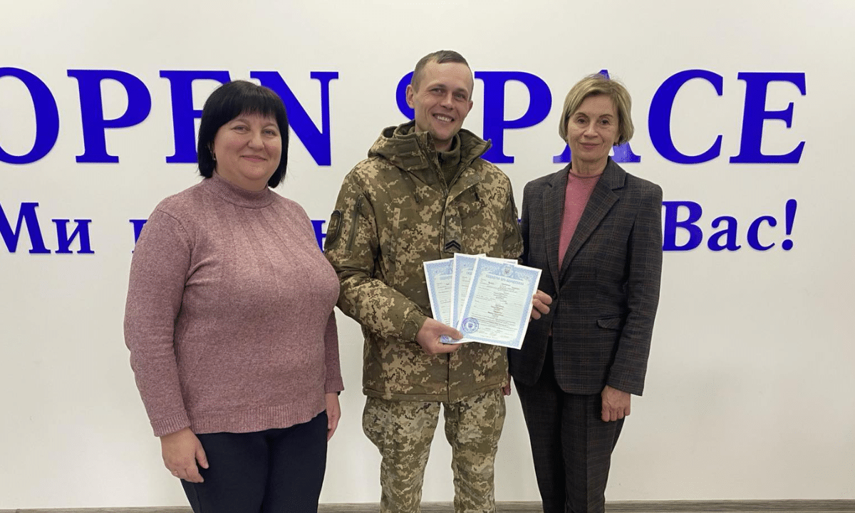Захисник тримає свідоцтво про народження свої трьох синів.