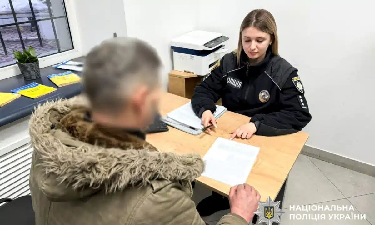 Чоловік, що запустив феєрверк, у відділку поліції.