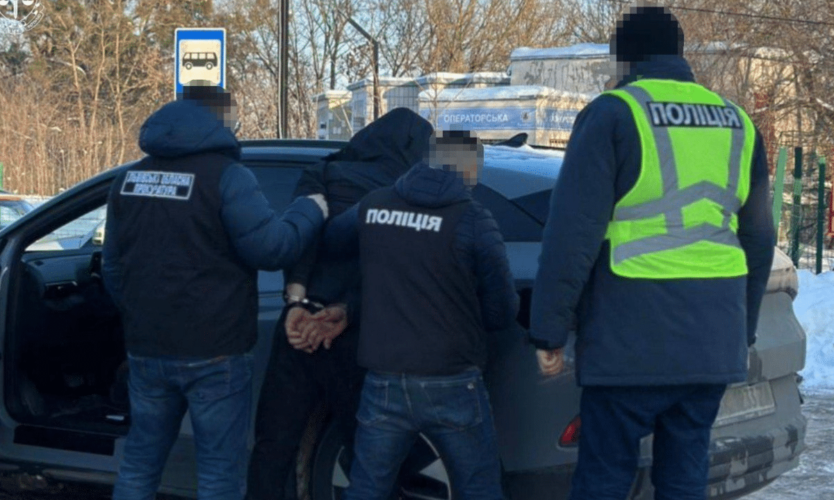 Виїзд до Молдови за 10 тисяч доларів: мешканцю Рівненщини оголосили підозру Затримання підозрюваного у незаконному перетині кордону за гроші