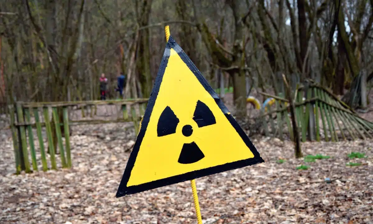 Знак "Радіація" у зоні відчуження ЧАЕС.