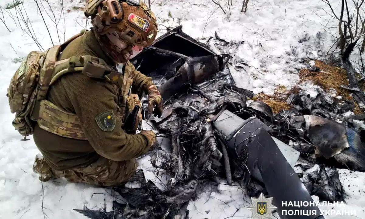 Вибухотехнік знешкоджує вибухову частину ворожого БпЛА.