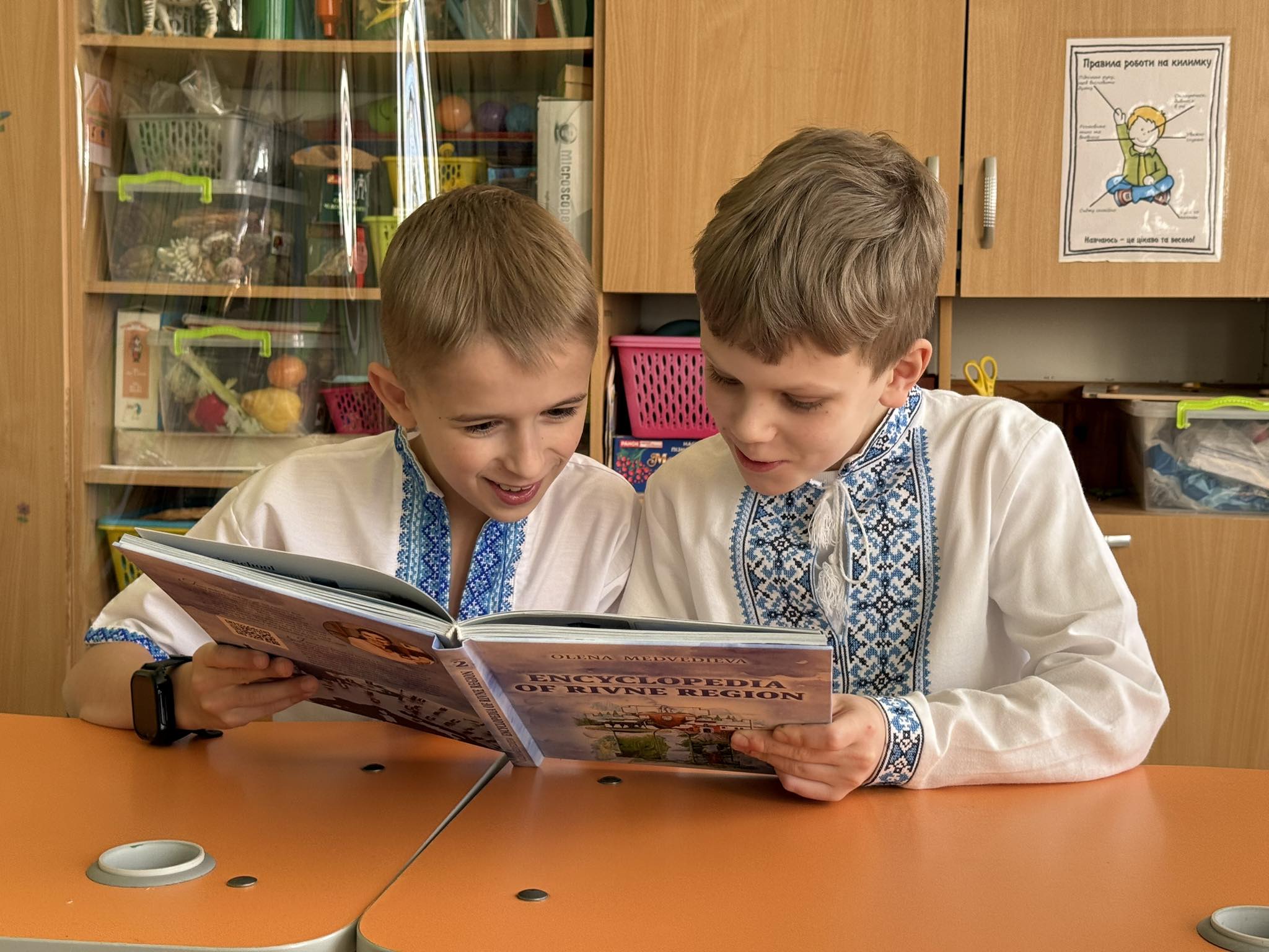 Учні в Рівному вивчають англійську за новою книгою про Рівненщину