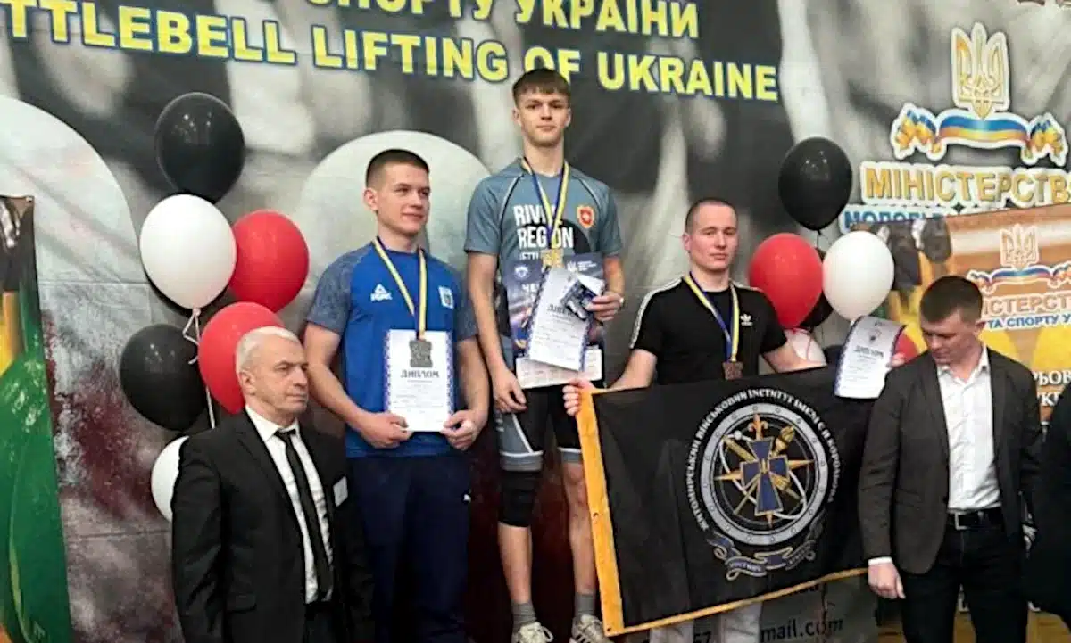 Анатолій Цибульський на п'єдесталі переможця.