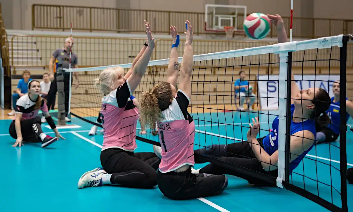 Антоніна Жук відбиває м'яч.