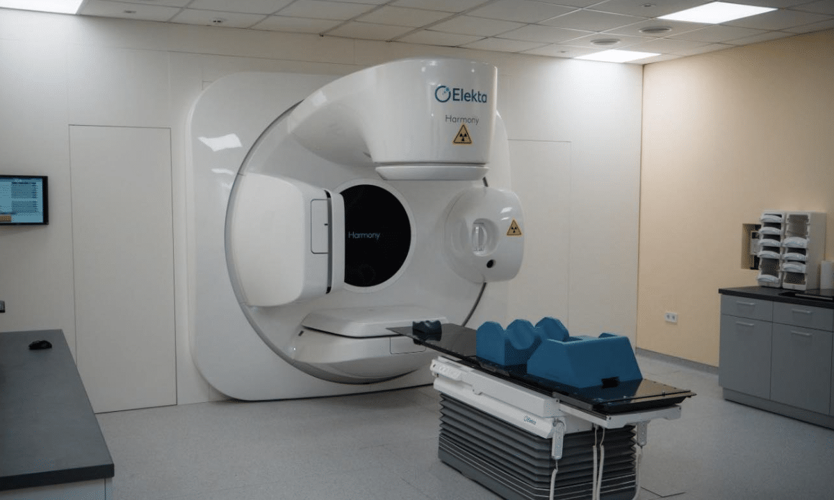 апарат для променевої терапії