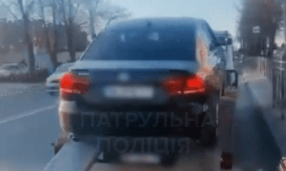 Авто забирає евакуатор.