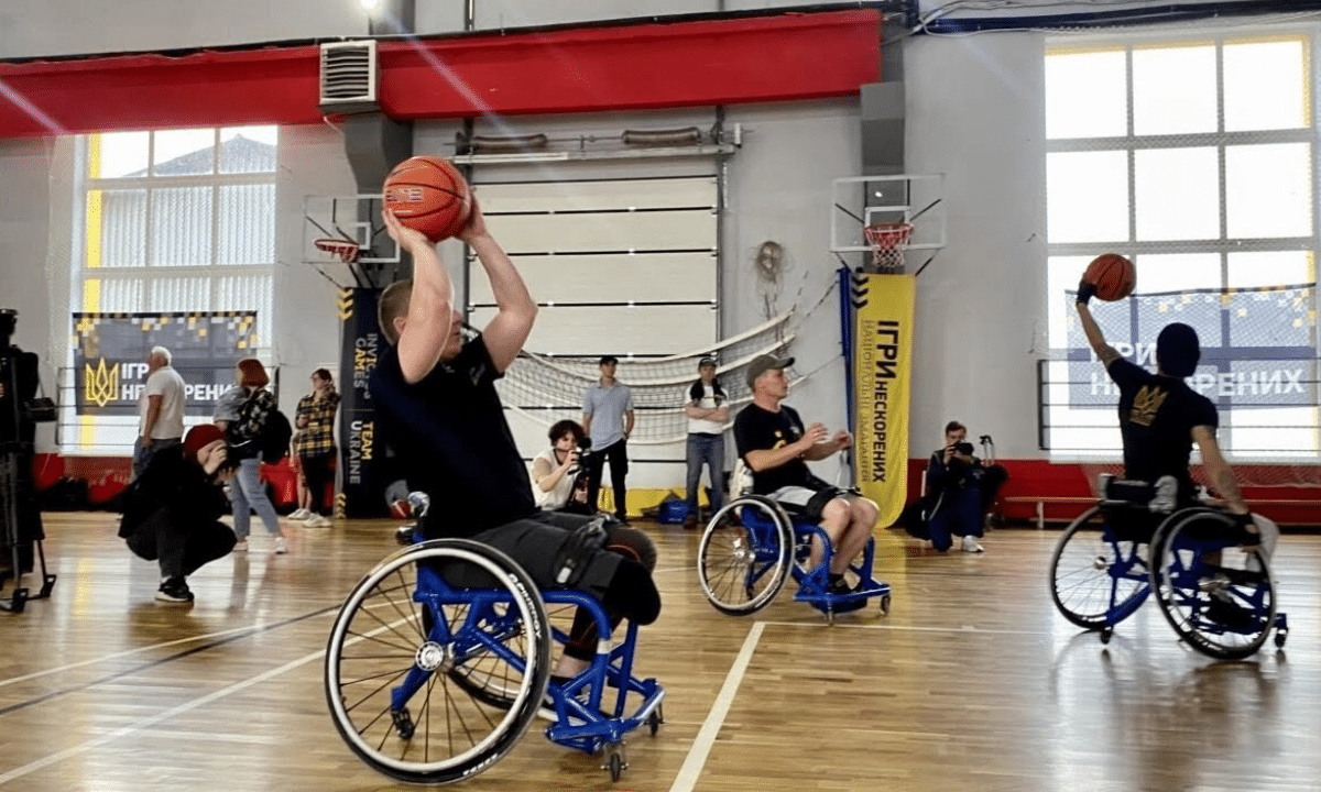 Ветерани на кріслах колісних грають баскетбол.