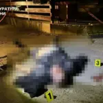 Неживий чоловік лежить на землі.