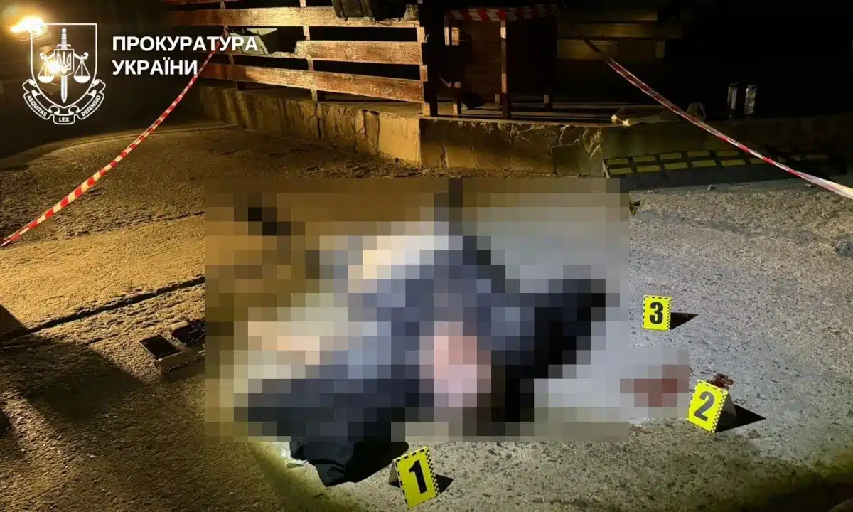 Неживий чоловік лежить на землі.