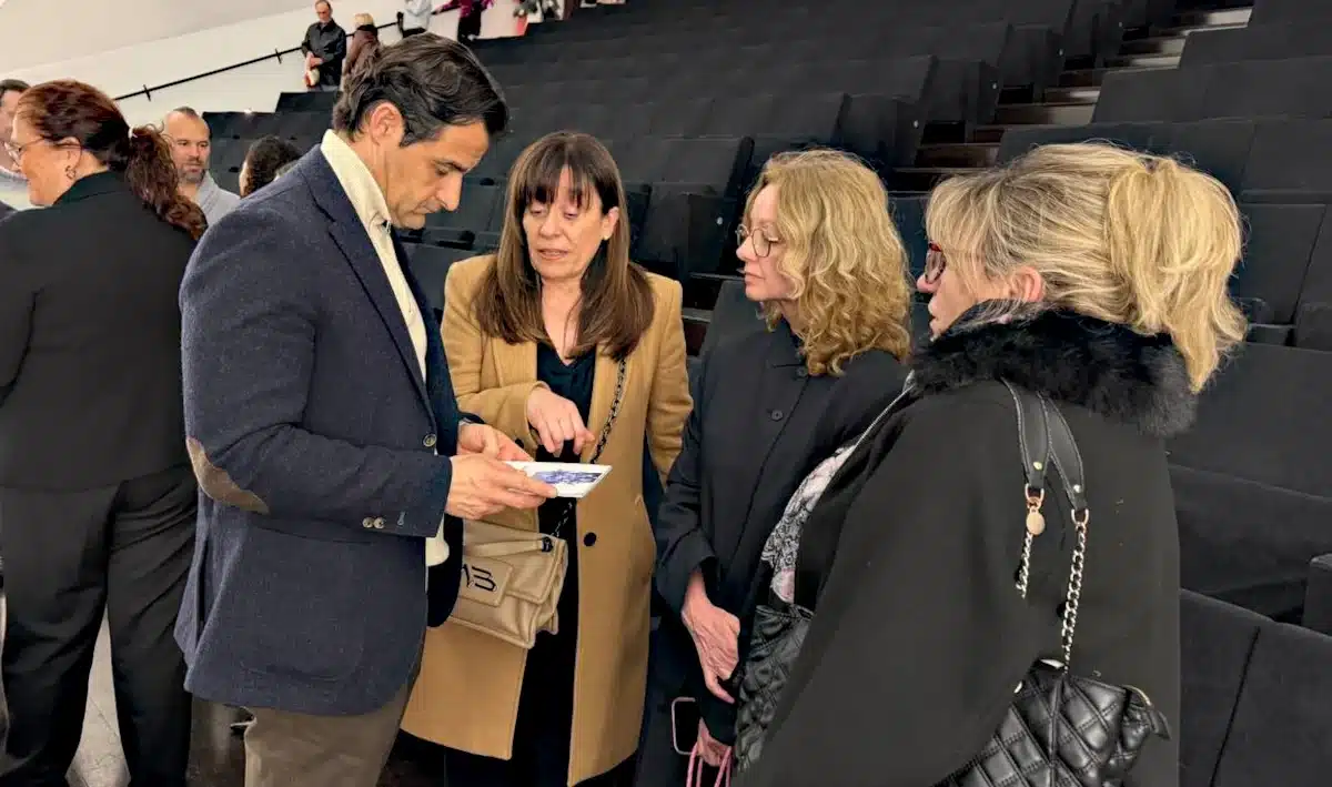 Зустріч з мером міста Торревʼєха Едуардо Долоном.