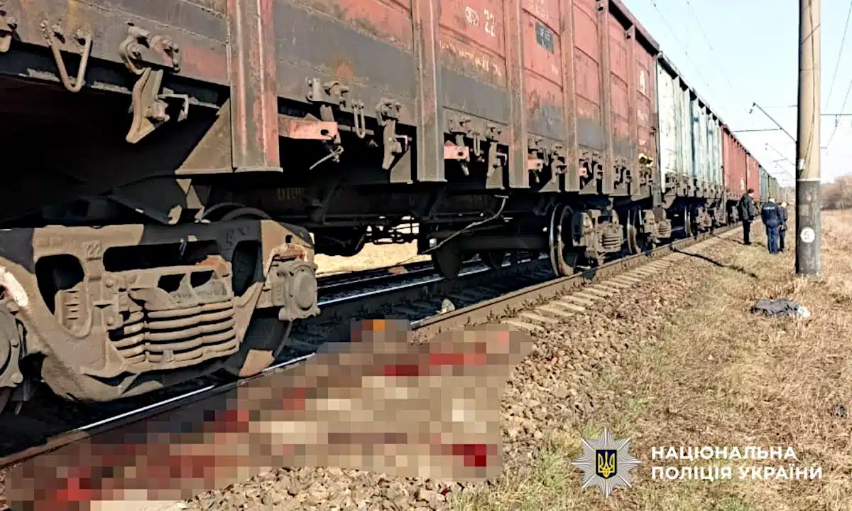 Тіло лежить біля потяга.