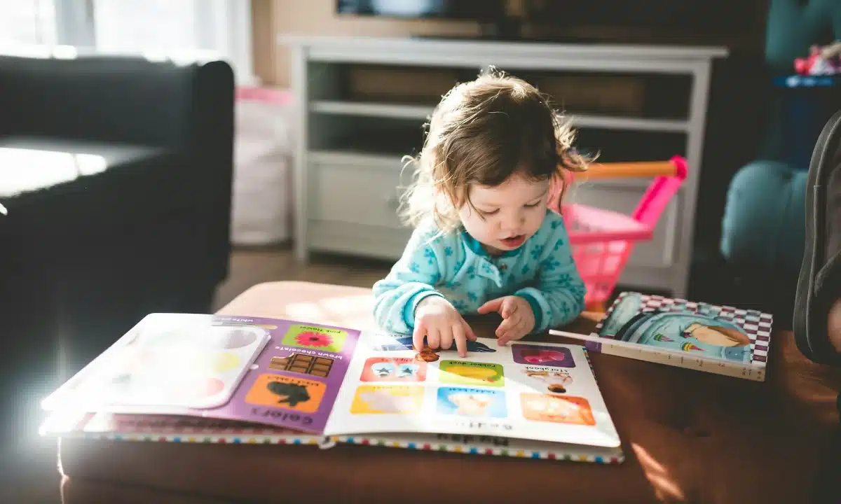Дівчинка розглядає малюнки.