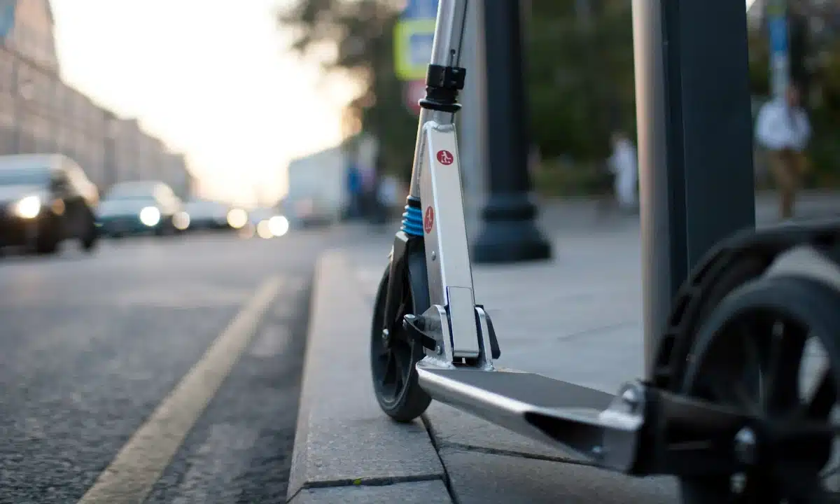 У Рівному заборонили електросамокати на тротуарах Електросамокат.