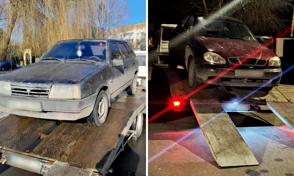 Автомобілі на евакуаторах.